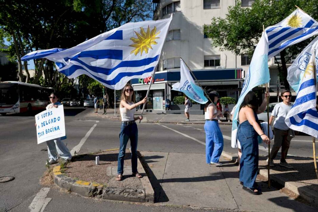 elecciones-en-uruguay,-en-vivo:-ultimas-noticias-de-la-segunda-vuelta-entre-orsi-y-delgado-y-la-espera-por-los-resultados