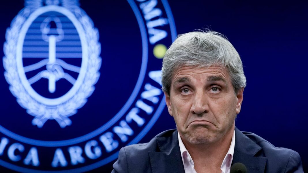 654355-tras-declaraciones-de-caputo-se-acelero-la-corrida-cambiaria