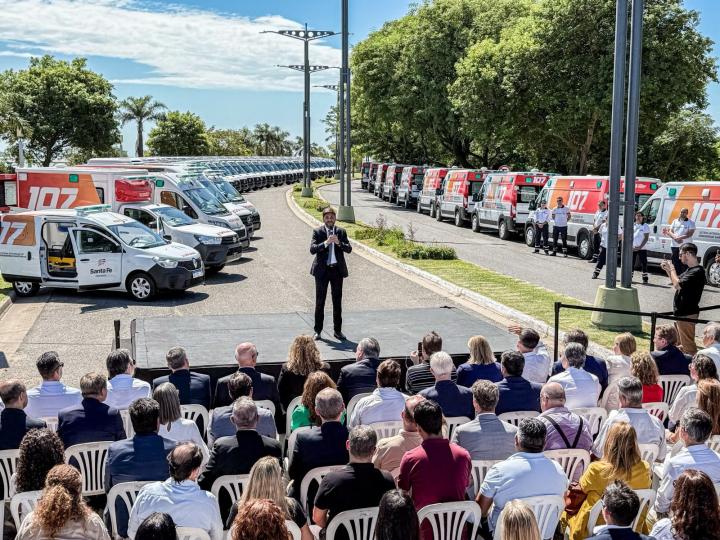 655839-el-gobernador-de-santa-fe-presento-174-ambulancias-0km