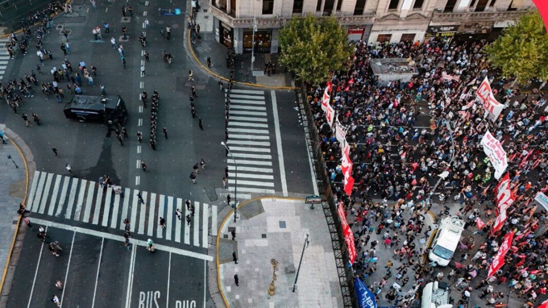661965-una-movilizacion-tranquila-marcada-por-un-impresionante-operativo-de-seguridad