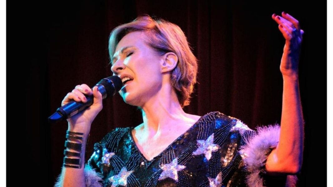 677521-ines-estevez-cantando-estoy-muchisimo-mas-en-contacto-con-el-publico