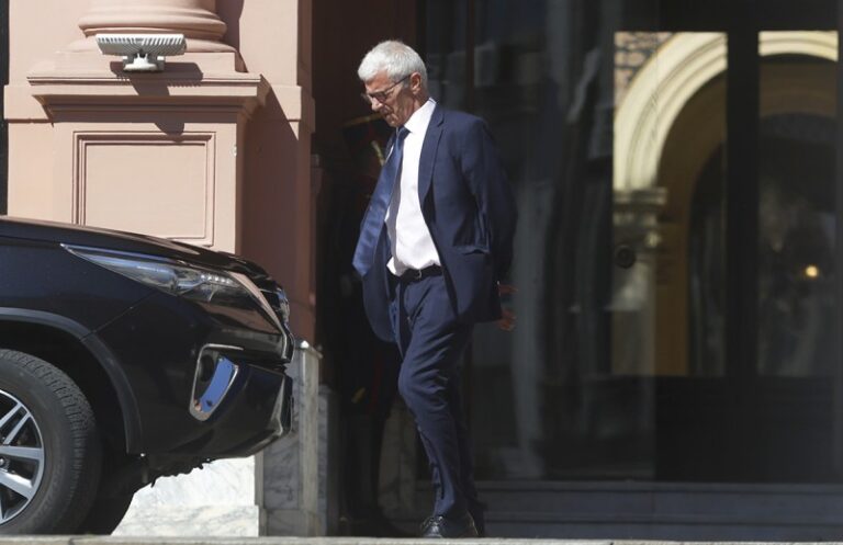 Cúneo reglamentó la Ley de Refugiados y despertó la psicosis de los trolls que lo acusan de woke