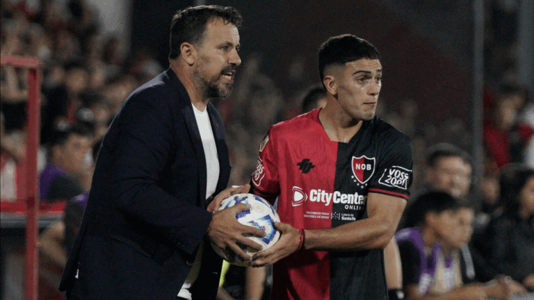 Fabbiani cambia la defensa de Newell’s con un extraño movimiento de fichas que involucra a un marcador lateral