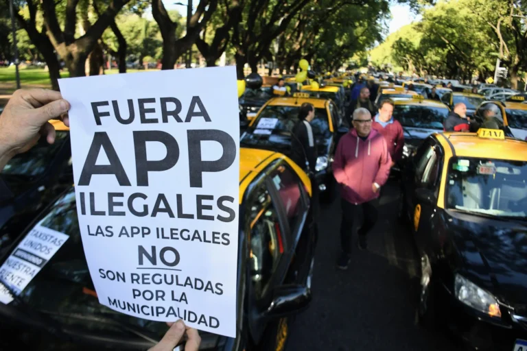 Libre competencia, oferta y demanda: la disputa entre el servicio de taxis y las aplicaciones ilegales en Rosario