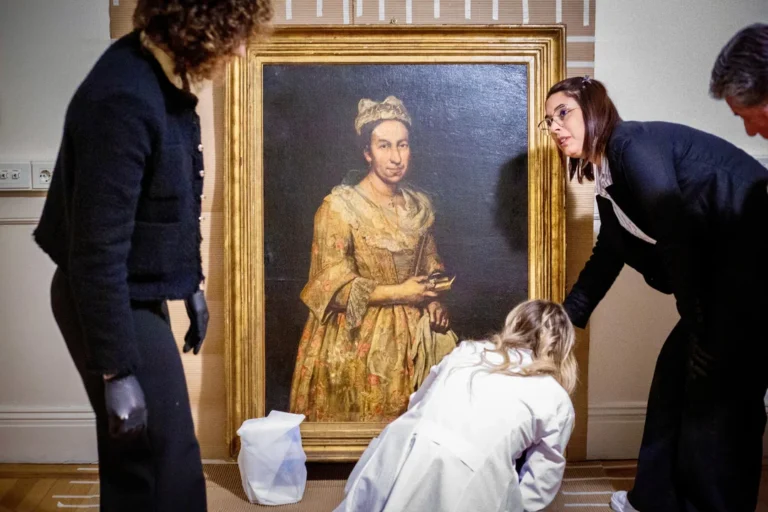 El cuadro italiano Retrato de dama, robado durante el nazismo, fue trasladado finalmente al Palacio de Tribunales porteño