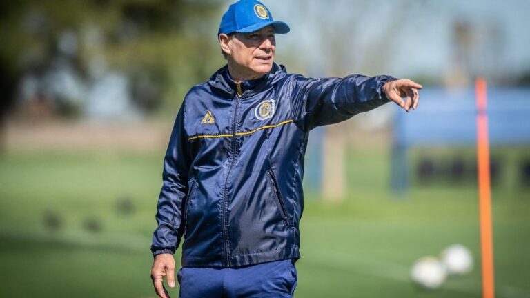 Central viajó a La Plata con equipo definido y muchos jugadores para enfrentar a Gimnasia