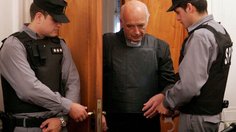 Podrían darle salidas transitorias al capellán de la dictadura Von Wernich