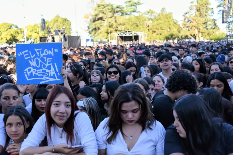 Arrancó la fiesta en el Monumento con la presencia de Nicki Nicole y Juan Carlos Baglietto