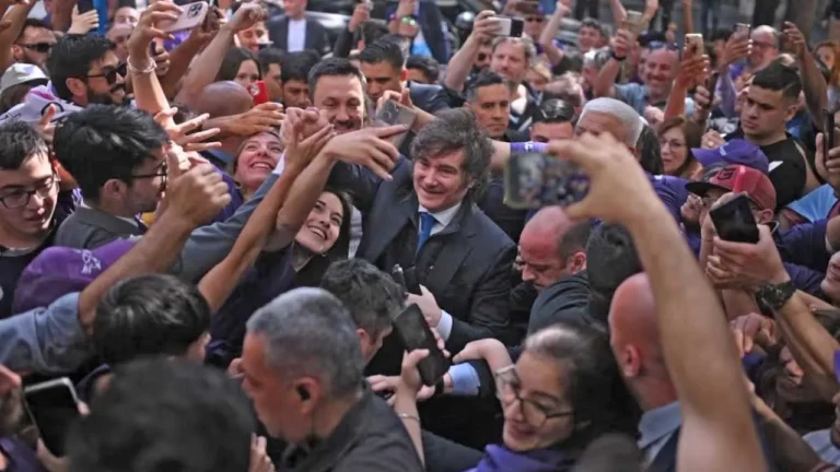 Tensión con la caravana de Milei en Mendoza: logró caminar apenas 10 minutos ante el repudio de los manifestantes