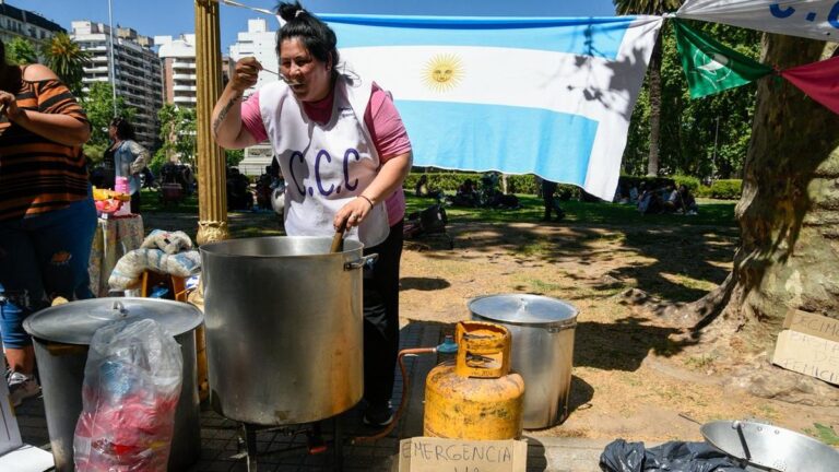 Ollas populares coparon la Plaza San Martín: «Los barrios están explotados, las necesidades son infinitas»
