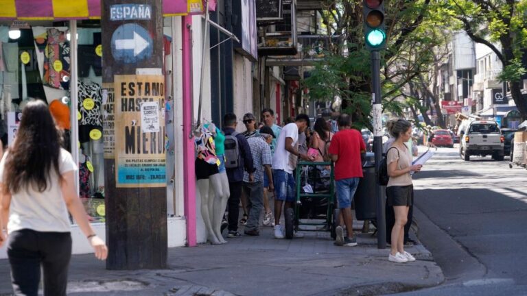 Día de la Madre en calle San Luis: los rosarinos buscan ofertas y promociones