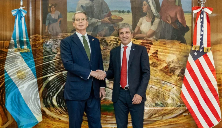 No piden nada a cambio: The Wall Street Journal desmiente a Caputo y dice que negocia mayor acceso de EE.UU al uranio argentino