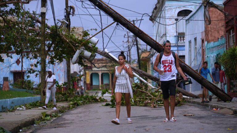 El huracán Melissa dejó casi treinta muertos y destrucción en Cuba, Haití y Jamaica