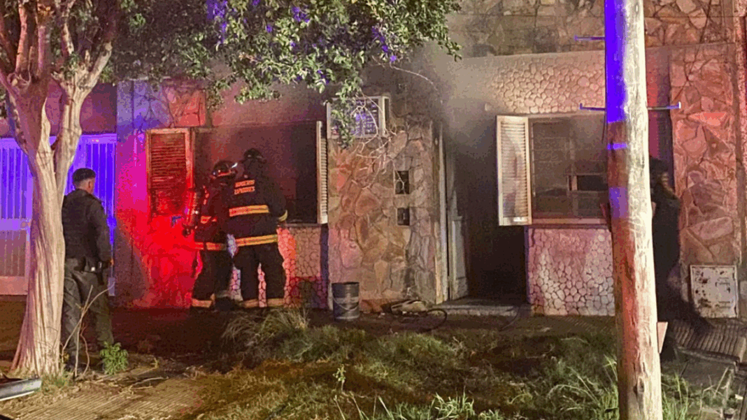 2326380-incendio-en-barrio-luduena-un-hombre-de-80-anos-fallecio-dentro-de-una-casa