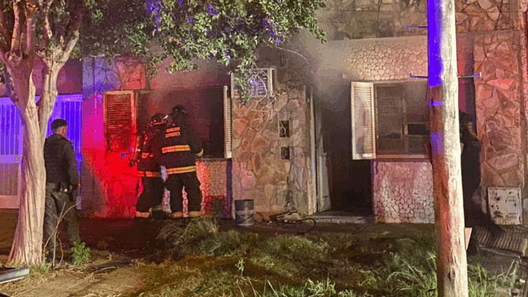 Incendio en barrio Ludueña: un hombre de 80 años falleció dentro de una casa