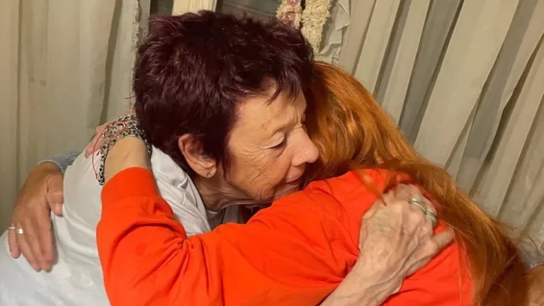 El emotivo abrazo de Lourdes Fernández con su familia