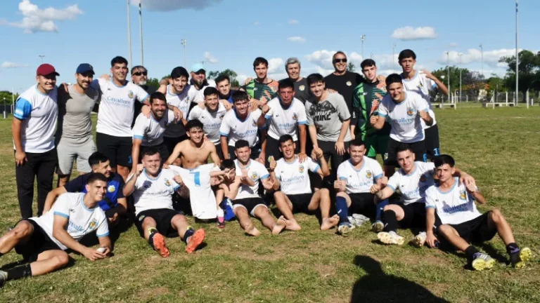 Todo festejo: Bancario consiguió el ascenso a la Primera B de la Asociación Rosarina y quedó a un paso del título de la categoría