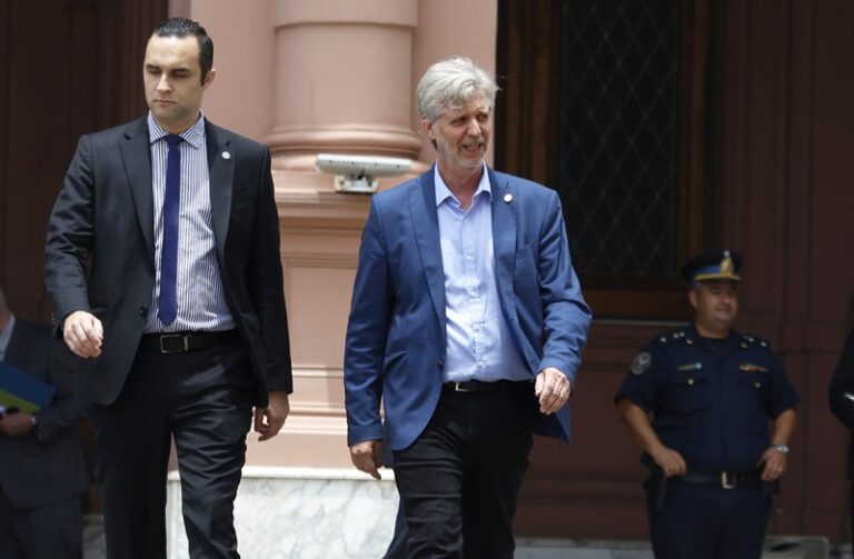 Echaron a Neiffert y Santiago Caputo puso al nuevo jefe de la Side