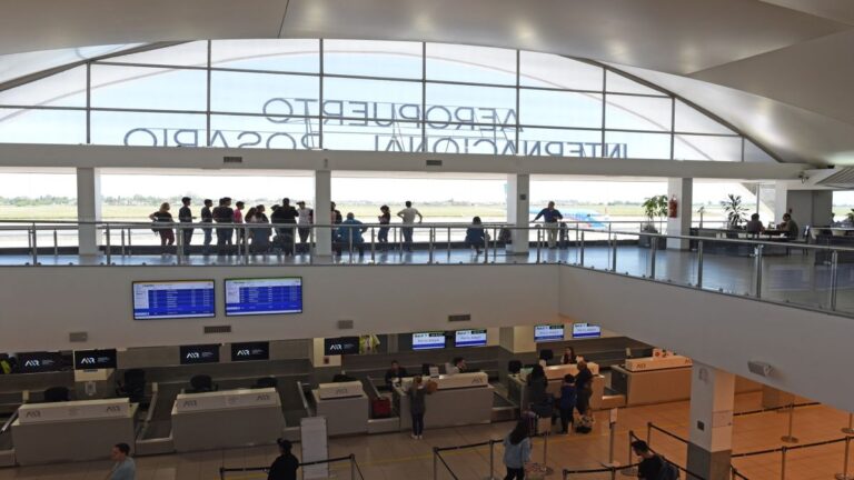 Una vuelve y otra se suma: el aeropuerto de Rosario busca dos rutas internacionales más