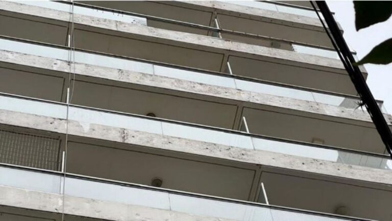 Susto en pleno centro de Rosario: cayó el vidrio de un balcón a la vereda, pero no hubo heridos