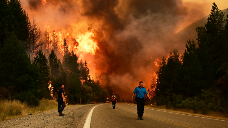 Incendios en la Patagonia: Nación dejó casi $20 mil millones sin ejecutar y planea más recortes
