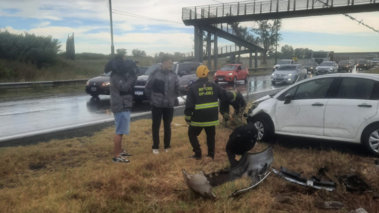 Volcó un auto en la autopista RosarioCórdoba a la altura de Circunvalación y rescataron a una persona