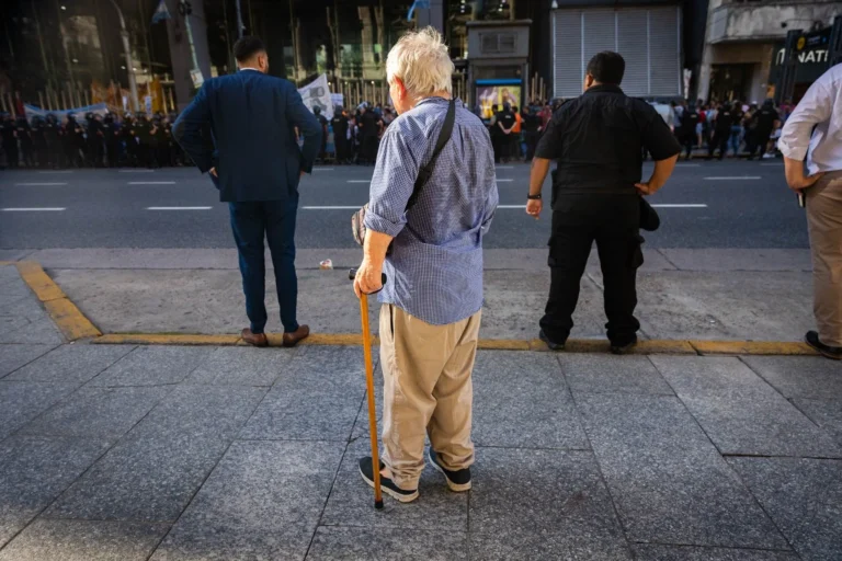Afuera represión, adentro negociaciones: otro miércoles de palos y gases para los jubilados en el Congreso