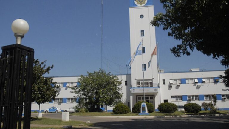 Anuncian un plan de recomposición de sueldos y más cobertura social para policías