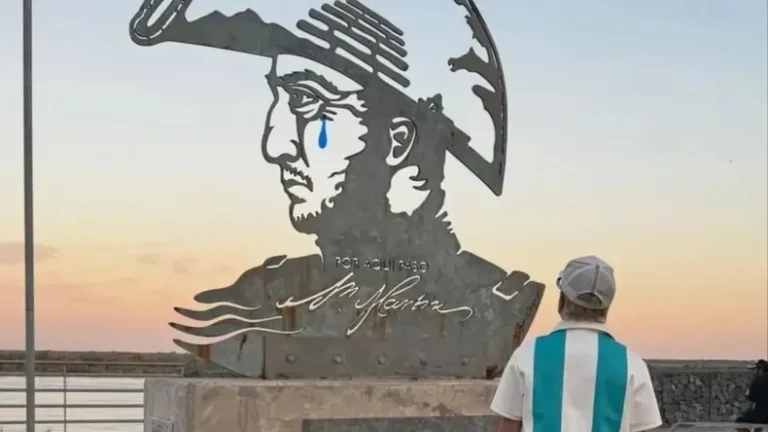 Un artista rosarino intervino una figura de San Martín en el Campo de la Gloria de San Lorenzo para protestar por el traslado del sable