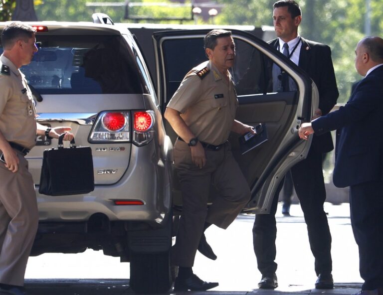 En la Armada dicen que Presti cobra el doble que un almirante gracias a un decreto a medida