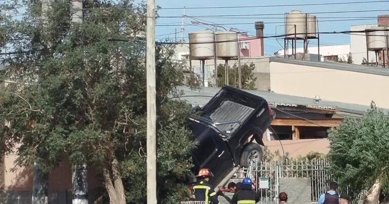 Insólito accidente en Chubut: una Toyota Hilux descontrolada terminó arriba de la reja de una casa y debió ser removida con una grúa