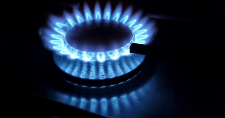 La baja del dólar afloja un temor del Gobierno: contiene aumentos en luz, gas y nafta, y le quita presión a la inflación