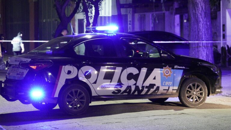 Balearon una camioneta y dejaron un mensaje dirigido a un recluso de Piñero