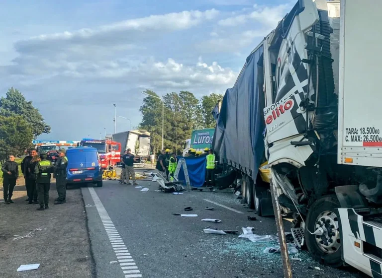 Un hombre murió en el choque entre tres camiones sobre la autopista Rosario-Buenos Aires a la altura del peaje de General Lagos