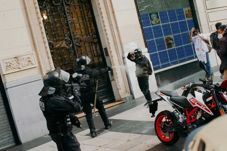 Reporteros gráficos en la mira: el plan del gobierno para evitar que las imágenes dejen en evidencia la violencia institucional