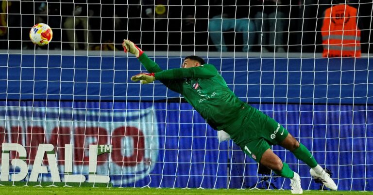 Las atajadas de Musso que metieron al Atlético a la final de la Copa del Rey a pesar de los tres goles en contra