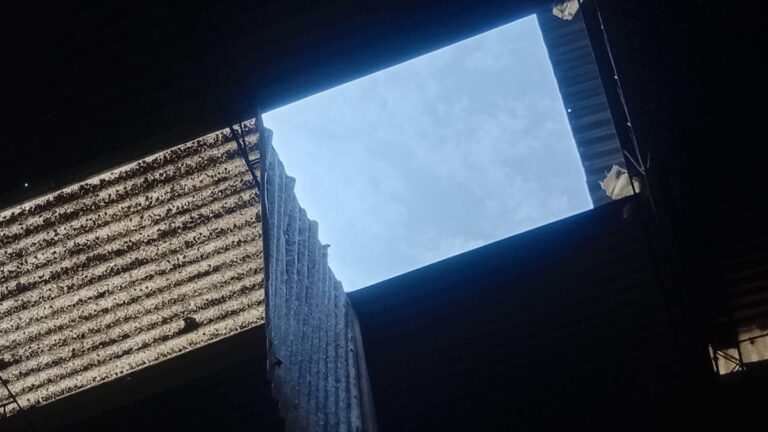 Limpiaba un techo, se corrió la chapa y cayó al vacío