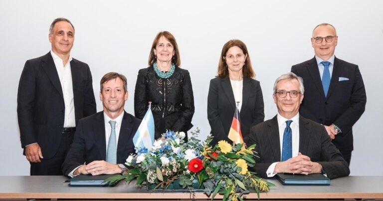 Argentina firmó su primer contrato para exportar gas a Europa, en medio de la guerra con Irán