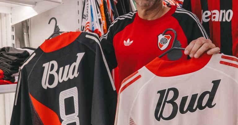 Coudet: la imperdible reacción al ver sus camisetas y el saludo con algunos ex River