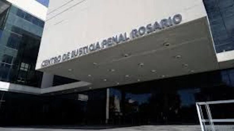 Mensajes violentos: imputaron a un joven por colgar una bandera intimidante en Circunvalación