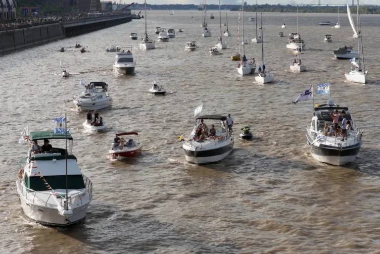 Con entusiasta y masiva adhesión de público y navegantes, volvió la Caravana Náutica para celebrar la Bandera