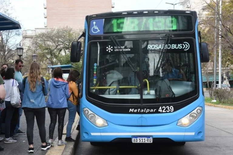 Habrá transporte urbano gratuito y desvíos de recorridos por la marcha del Día de la Mujer