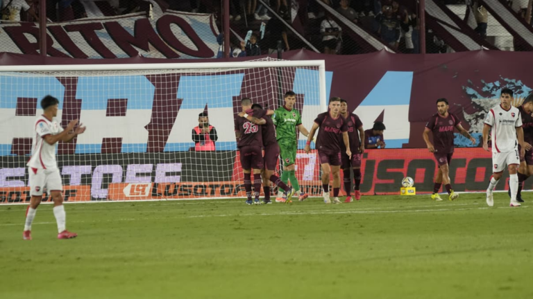 Newell’s jugó otro partido para el olvido y fue goleado por Lanús