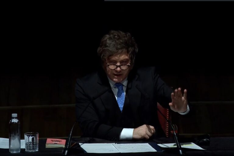 Milei arremetió contra empresarios, periodistas y opositores en un homenaje a Adam Smith