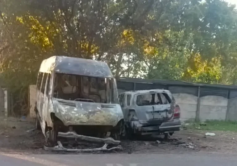 Rosario da sorpresas: una saga de siete autos incendiados en distintos barrios entre la madrugada y la noche de este jueves