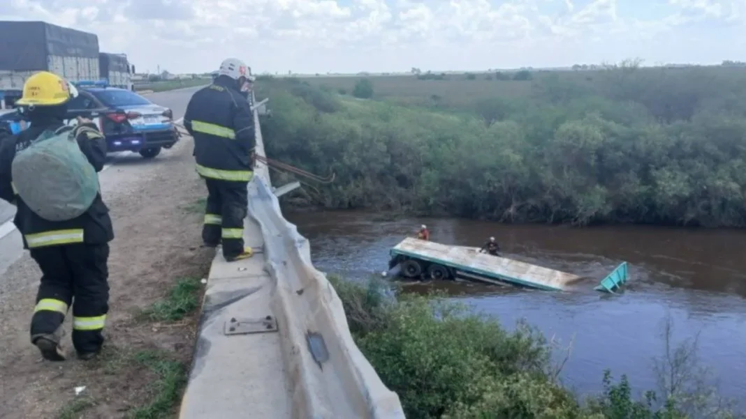 Operativo de búsqueda en el arroyo Tortugas tras la caída de un camión en la autopista Rosario-Córdoba.