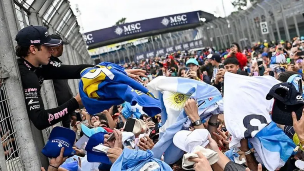 Franco Colapinto, piloto argentino de Fórmula 1, junto a un monoplaza de Alpine.