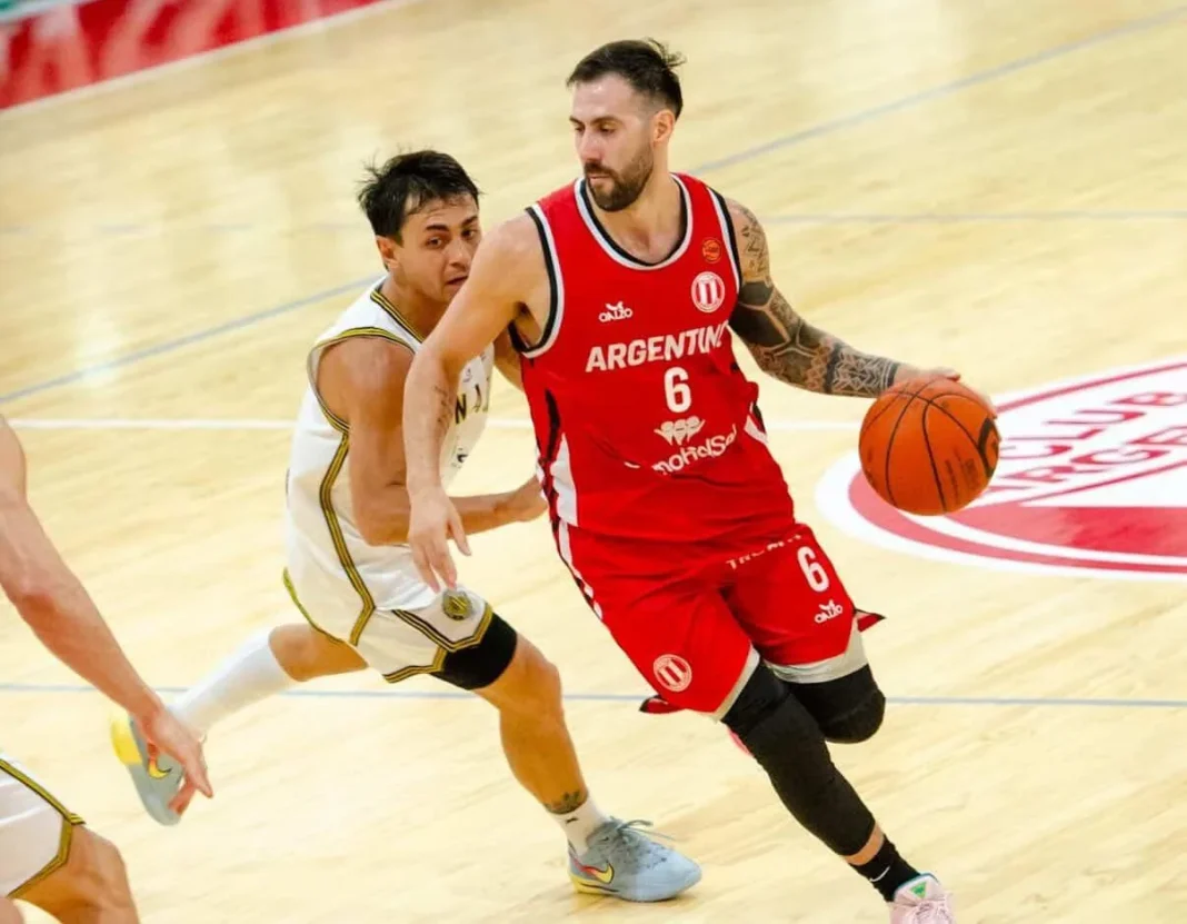 Jugadores de básquetbol en acción durante un partido de la Liga Federal