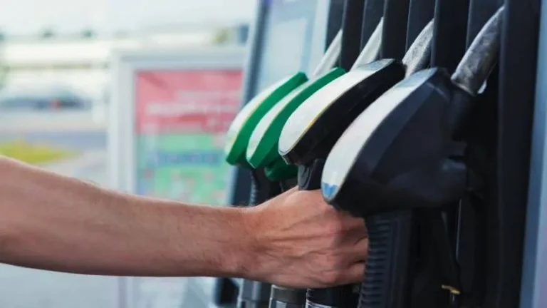 Imagen ilustrativa de una bomba de combustible con el símbolo de bioetanol.