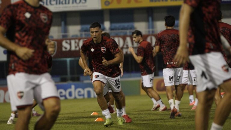 Jugadores de Newell's Old Boys y Acassuso en el campo de juego del estadio de Atlético Rafaela.